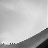  Fotografia wykonana w czasie letniego traversu Mont Blanc. Na fotografii grupa wspinaczy, odpoczywa na spektakularnej grani Valle Blanche! Fot. Kamil Tamioła