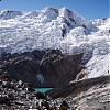  Grań Millisraju (5500 m) oraz piramida Nevado Paron (5600 m) od zachodu, z obozu górnego pod Artesonraju. W dole jedno z dwóch jezior w dolinie Arteson. Fot. Elżbieta Jodłowska